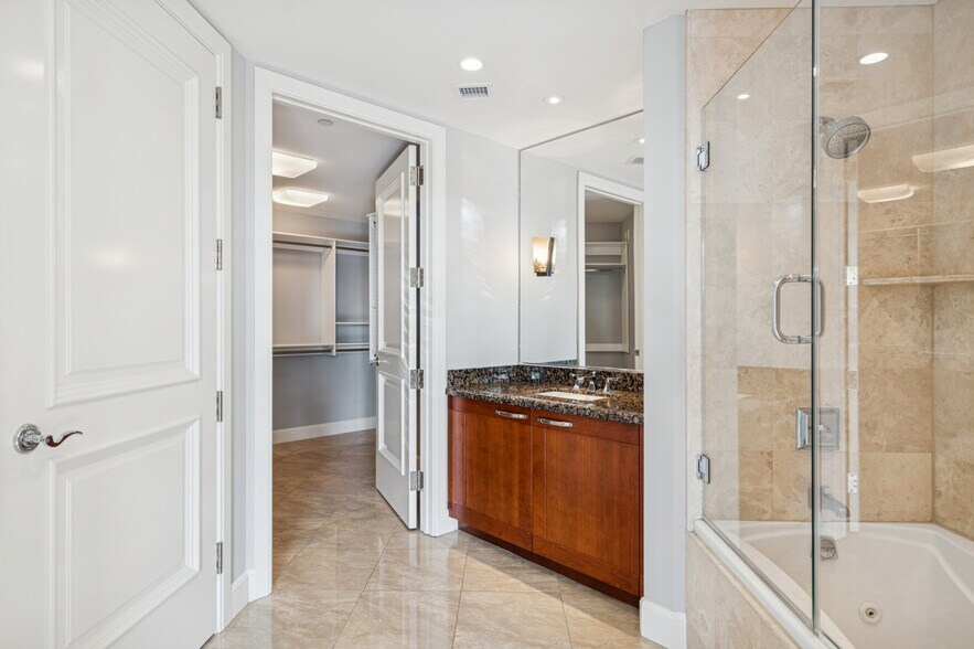 Building Photo - 5047 Scholarship