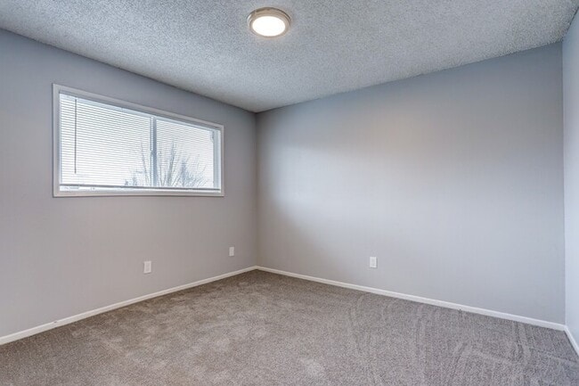 Building Photo - Look no Further, Tyee offers a SUPER 2bed/1bath! Call now for details and a showing!