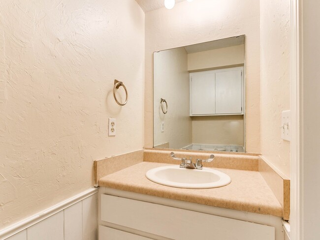 Building Photo - Just remodeled Duplex Home