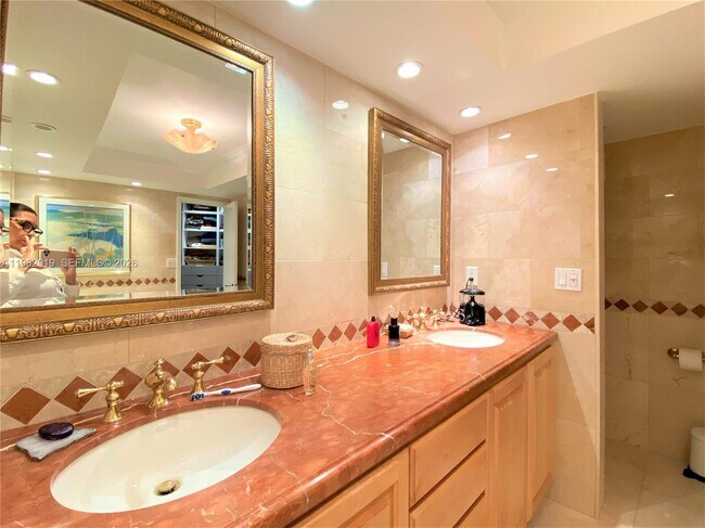 Building Photo - 1121 Crandon Blvd