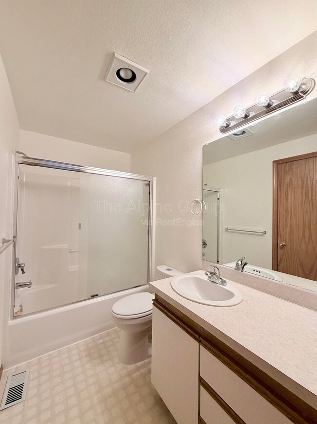 Building Photo - 719 SW Backcourt Pl