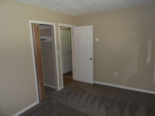 Building Photo - 248 Meadowview Dr