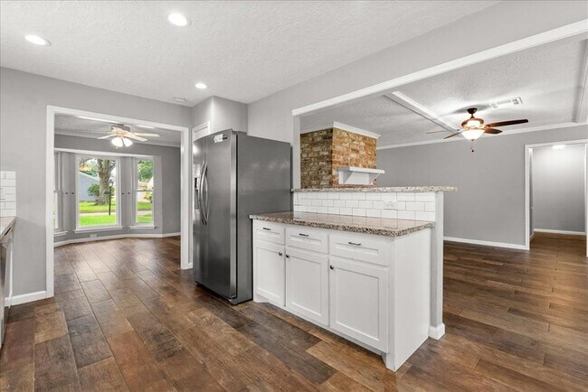Building Photo - 3319 Meadowcreek Dr