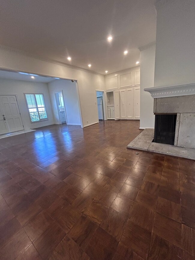 Building Photo - 9080 Shoreham Dr