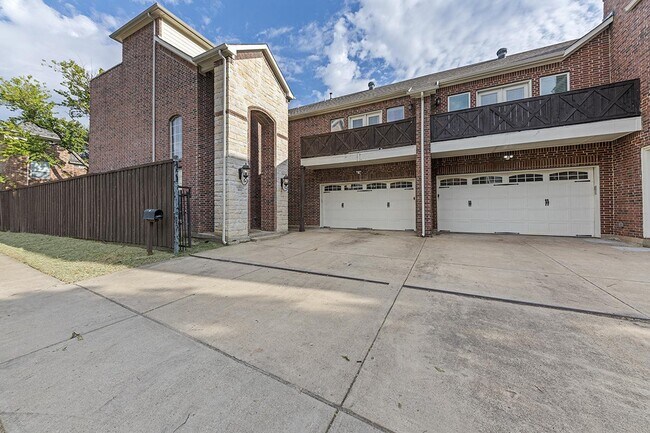 Building Photo - Chic M Streets townhome near shopping & di...