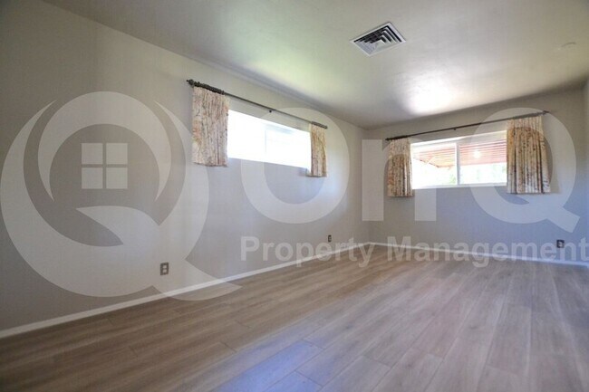 Building Photo - 1930 E Solano Dr