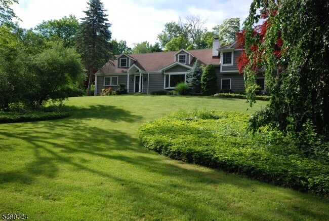 Building Photo - 35 Evergreen Ln