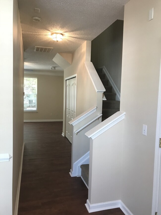 Building Photo - 3 Bedroom  2.5 Bath townhome located at  T...