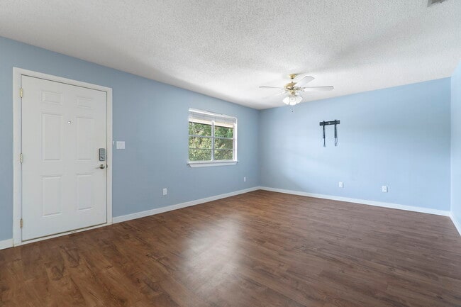 Building Photo - 1100 Shoreline Dr