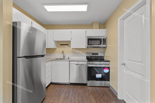 Building Photo - Cozy 2-Bedroom Duplex with Water/Sewer/Garbage & Lawncare  Included!