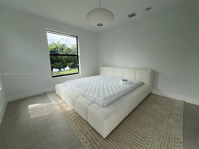 Building Photo - 12790 SW 91 Ave