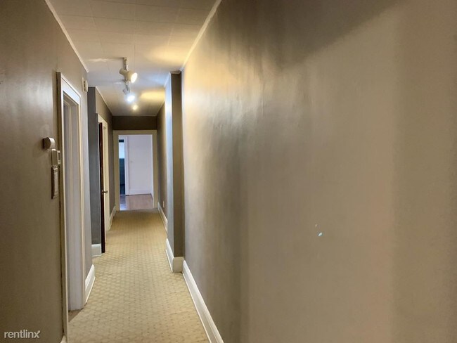 Building Photo - 2106 Surrey Rd