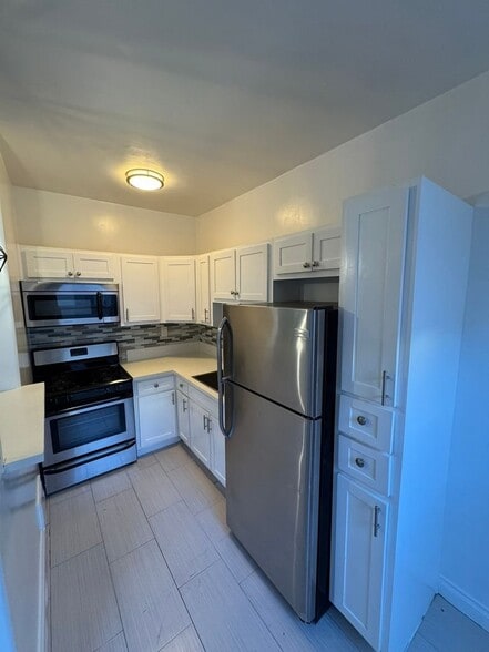 Building Photo - 250 S Kenmore Ave