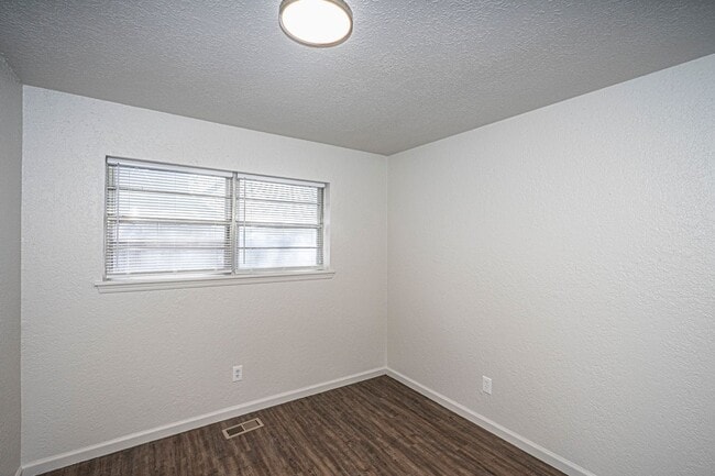 Building Photo - Great  3 Bed 2 Bath in Yukon!