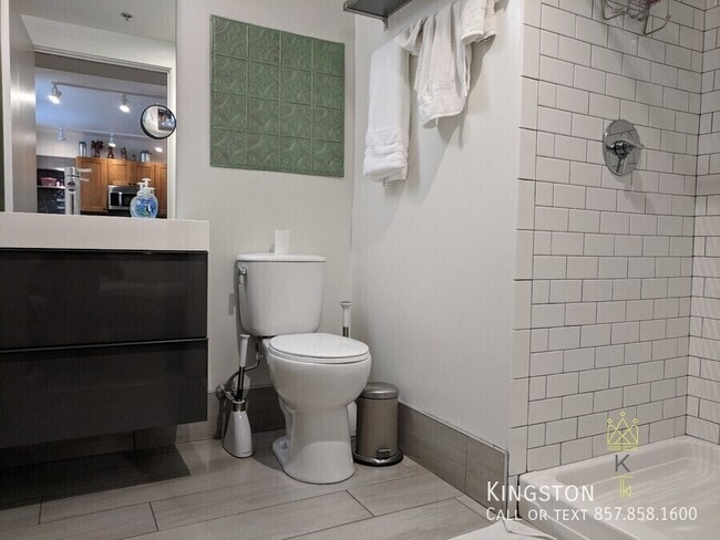 Building Photo - 26 Sunnyside St