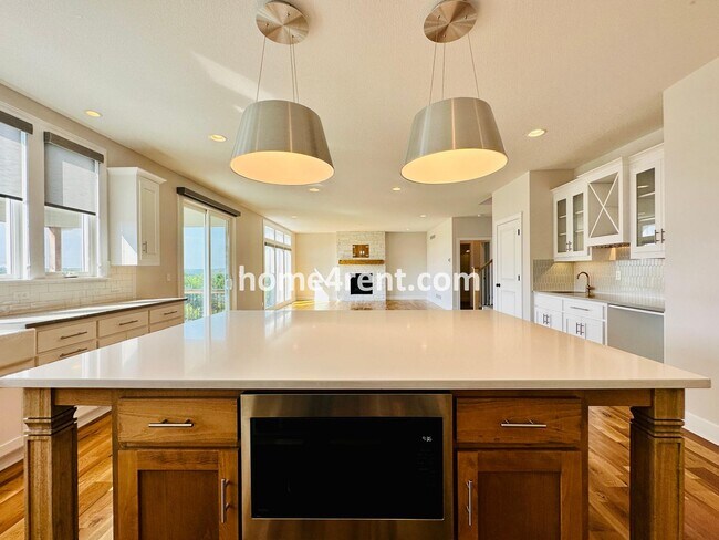 Building Photo - Exceptional Olathe Home in the Cedar Creek Subdivision w/ Wood Floors and a Finished Basment!