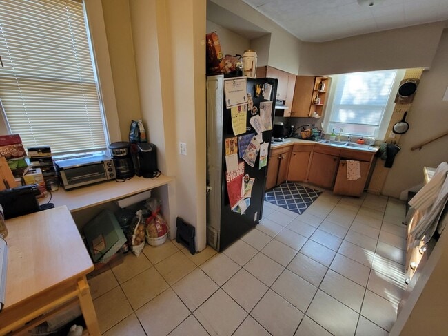 Building Photo - AVAILABLE JUNE - 6 Bed, 2 Bath Home Close to Campus!