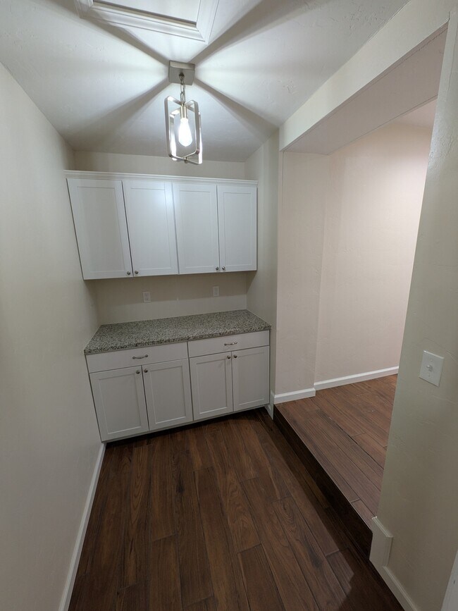 Building Photo - 906 Parkview Dr