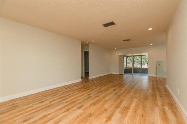 Building Photo - 901 Mariana Pl