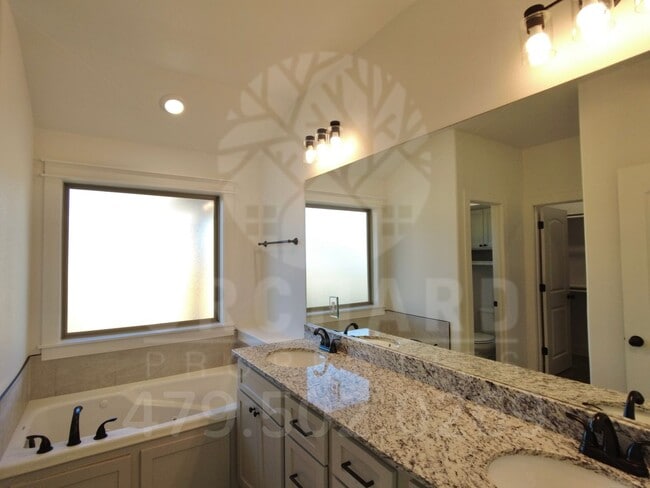Building Photo - Siloam Springs- Single-Family Home- Beauti...