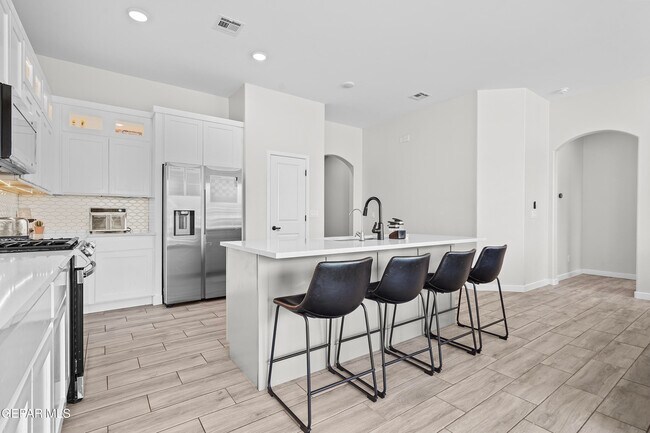 Building Photo - 12646 Amesbury