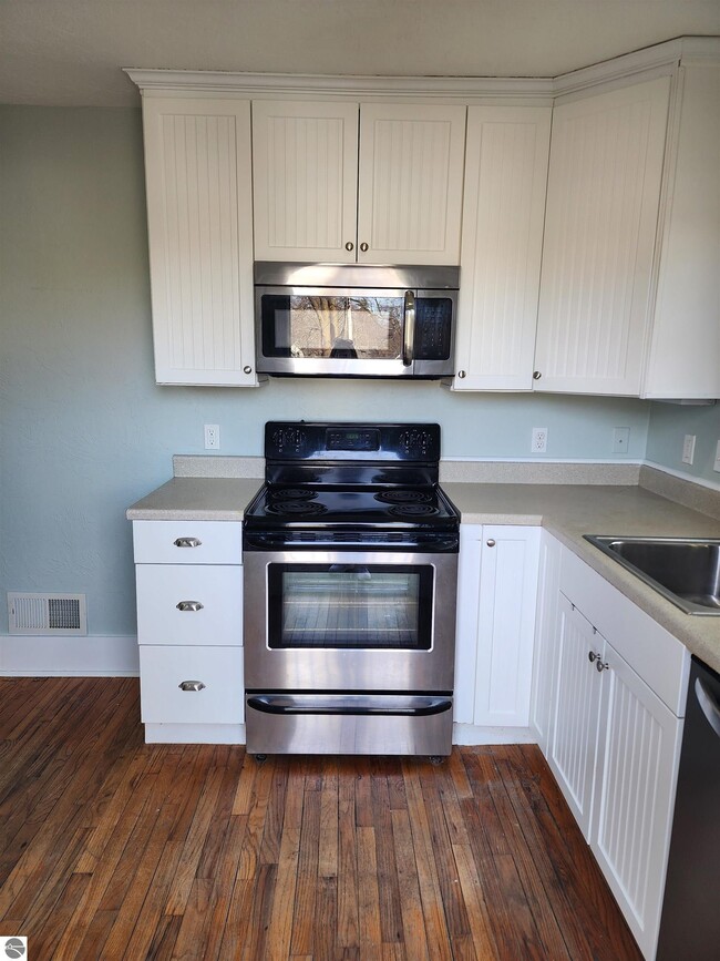 Building Photo - 620 W Ninth St