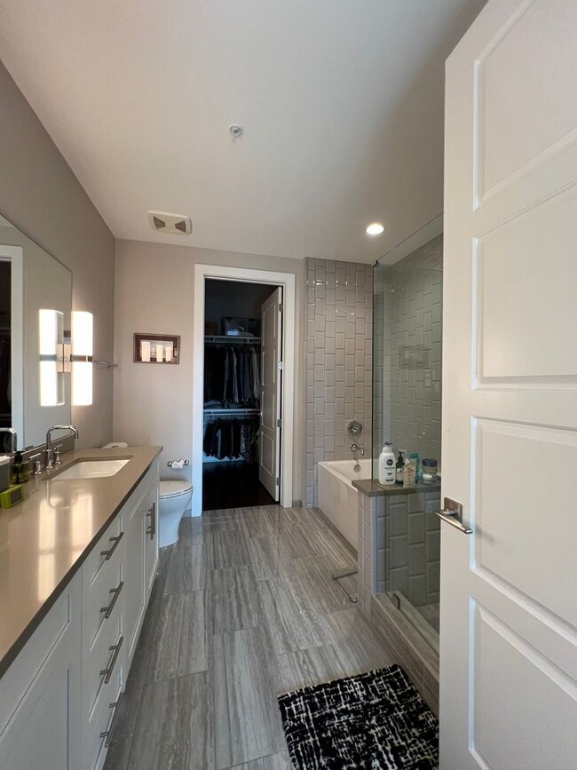 Building Photo - Spacious 2 bedroom 3 bath condo with office in City Lights!