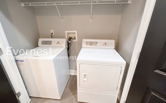 Building Photo - 2 Bed/2.5 Bath Home with Fenced Yard / Available Soon!