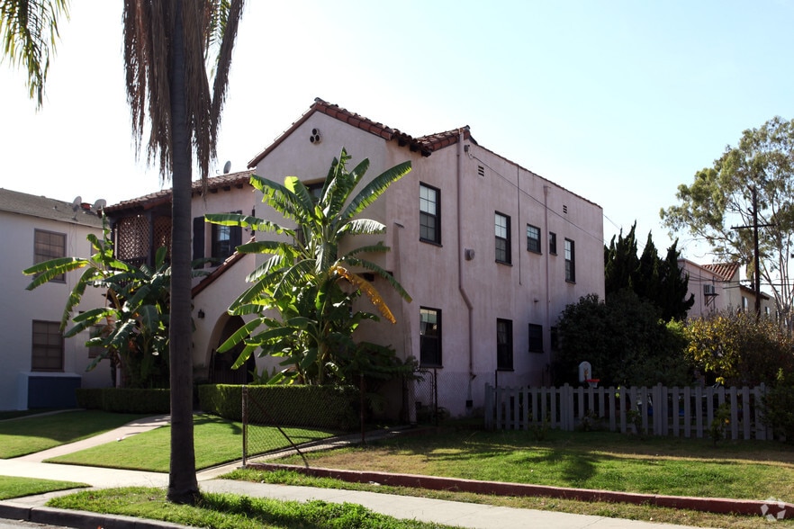 Primary Photo - 827 Belmont Ave