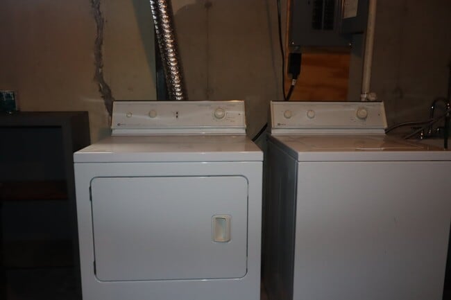 Building Photo - Charming 3 Bedroom Neenah Home with fenced yard