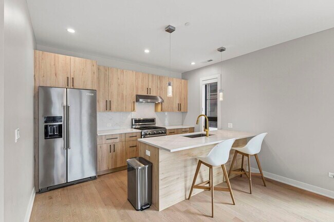 Building Photo - 6246 N Pulaski Rd