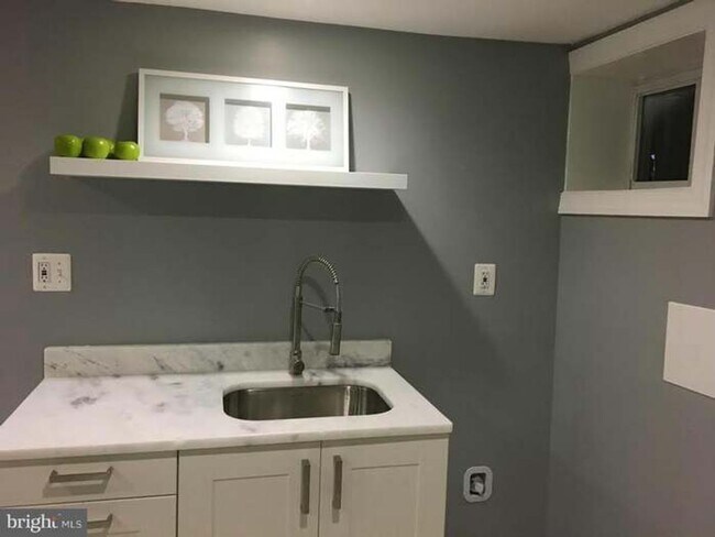 Building Photo - Spacious Townhome with Off Street Parking