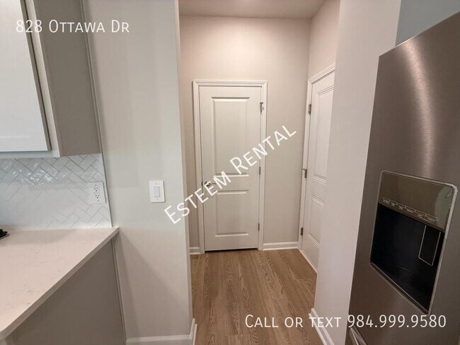 Building Photo - 828 Ottawa Dr