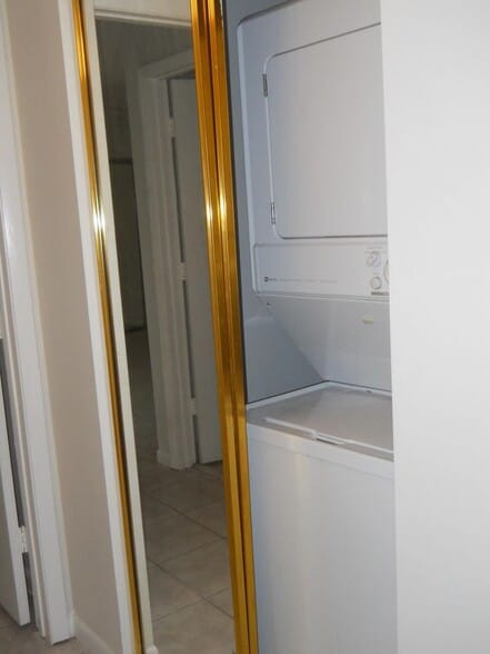 Building Photo - 3955 Village Dr