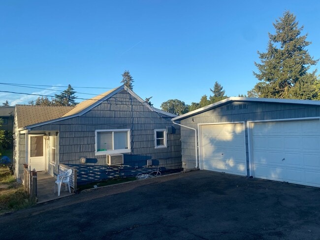 Building Photo - Cozy Single family home with two car garage and controlled access gate