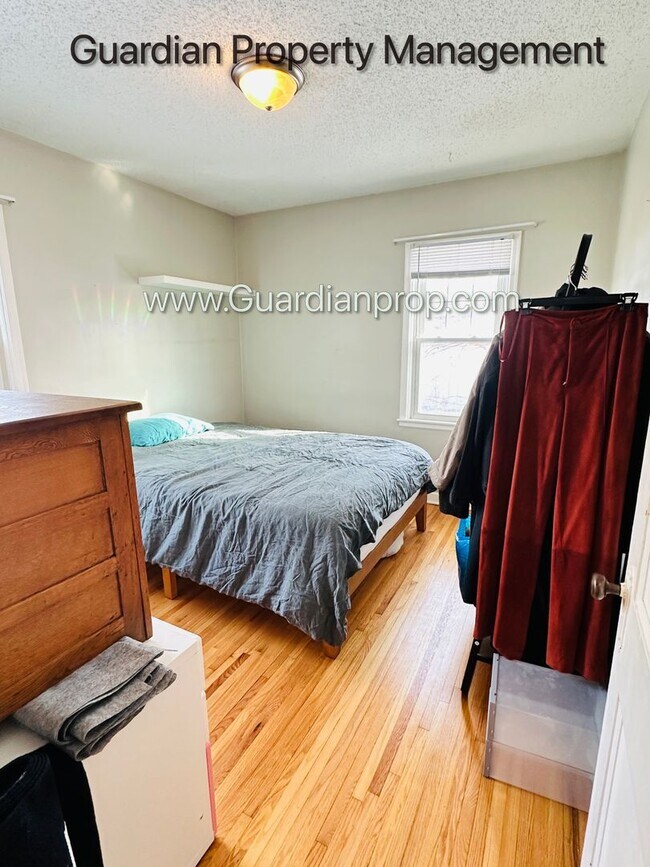 Building Photo - South Minneapolis Side by Side, Laundry, Dishwasher, Fenced Yard, Storage,  1 Car Garage available,