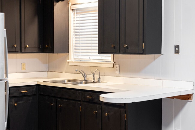 Kitchen - 2558 Crestleigh Mnr