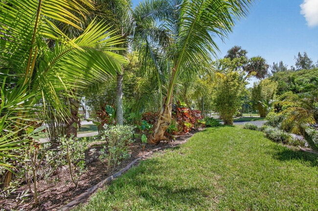 Building Photo - 2025 S Ocean Dr