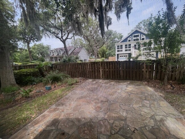 Building Photo - Spacious Single Family Home with Great Backyard!