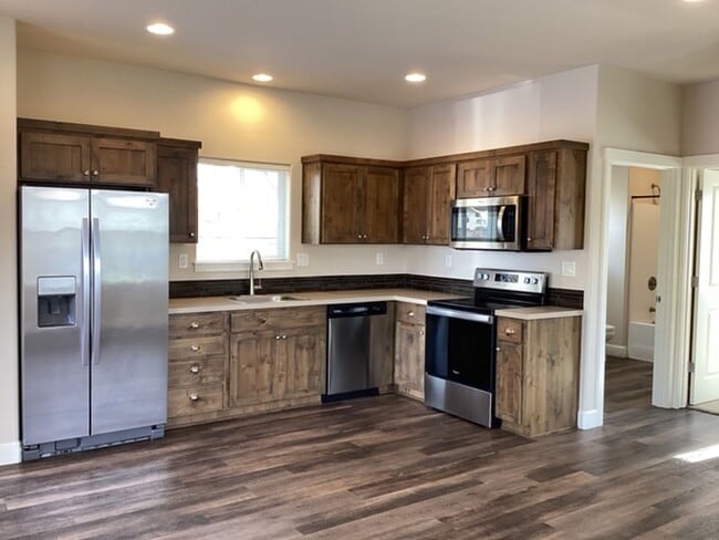 Building Photo - 1444 NW Canyon Dr