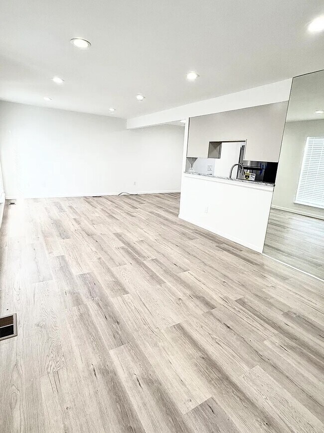 Building Photo - 8841 Sunrise Dr