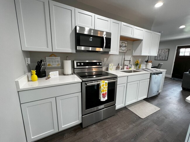 Building Photo - Fully Furnished rental with excellent cent...