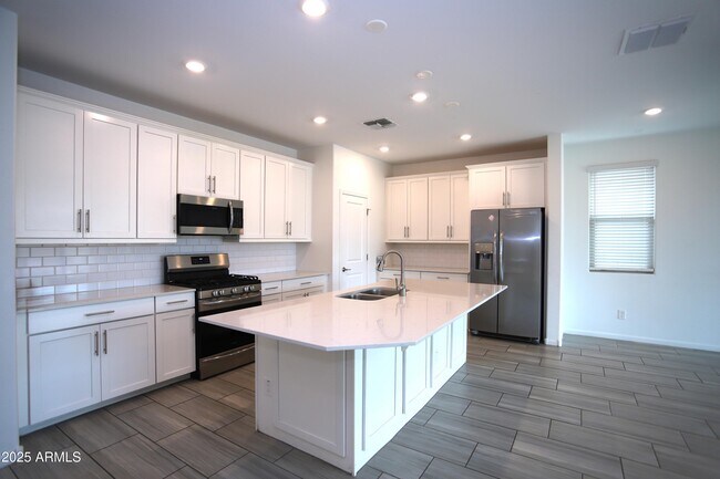 Building Photo - 9127 W Minnezona Ave