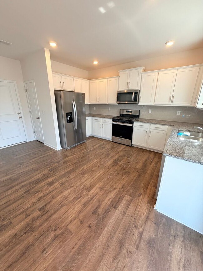 Building Photo - Beautiful 4 Bed, 2.5 Bath Home - Lawn Care Included!