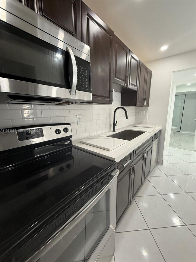 Building Photo - 210 Lakeview Dr