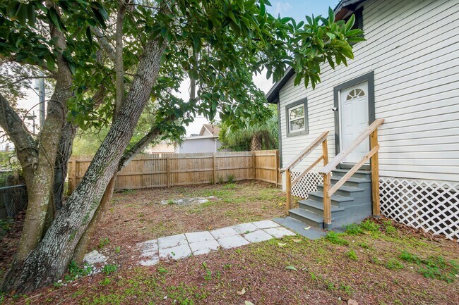 Building Photo - 2701 E Columbus Dr