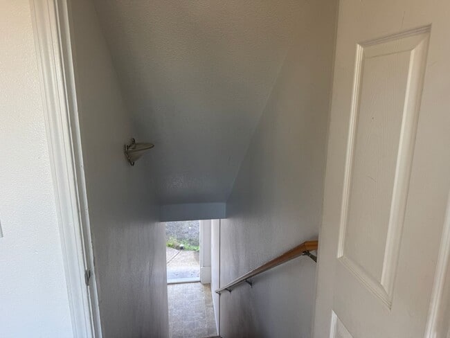 Building Photo - 3 Bed, 2 Bath Townhouse Available!