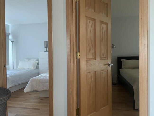 Building Photo - 606 Green Bay Rd