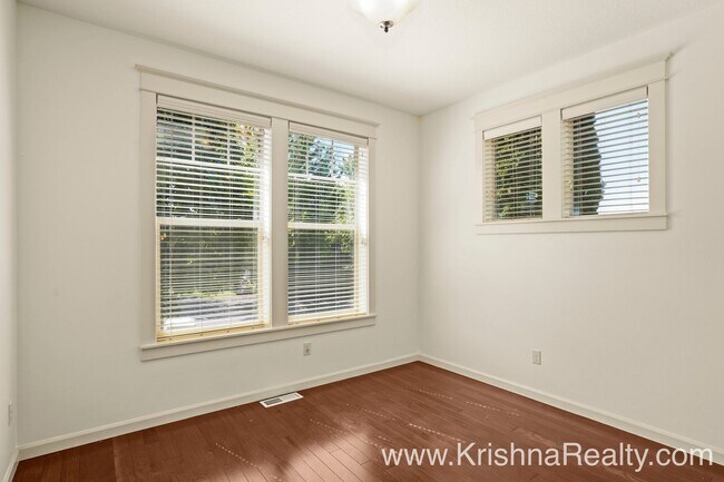 Building Photo - Stunning 4 BD* 2.5 BA* Single Family Home ...