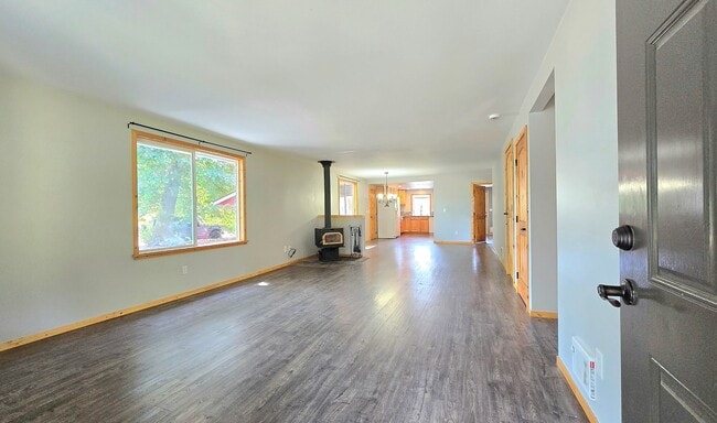 Building Photo - 3 Bedroom Home in Marysville Now Available!